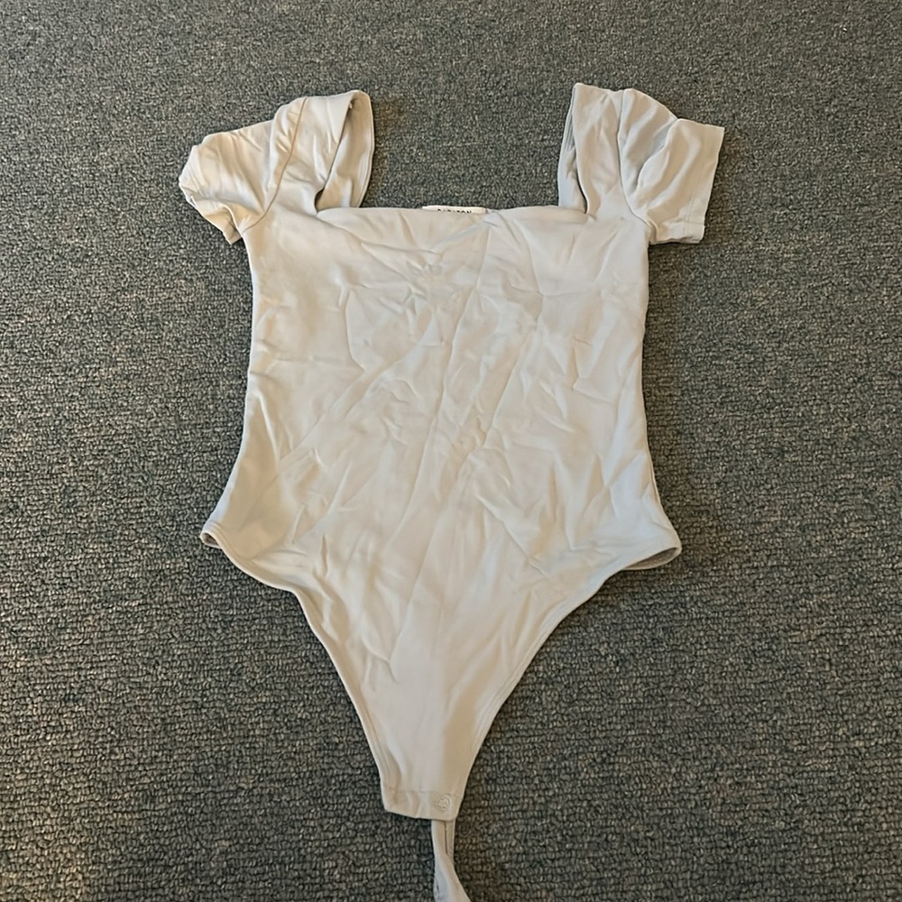 Aritzia contour squareneck short sleeve bodysuit